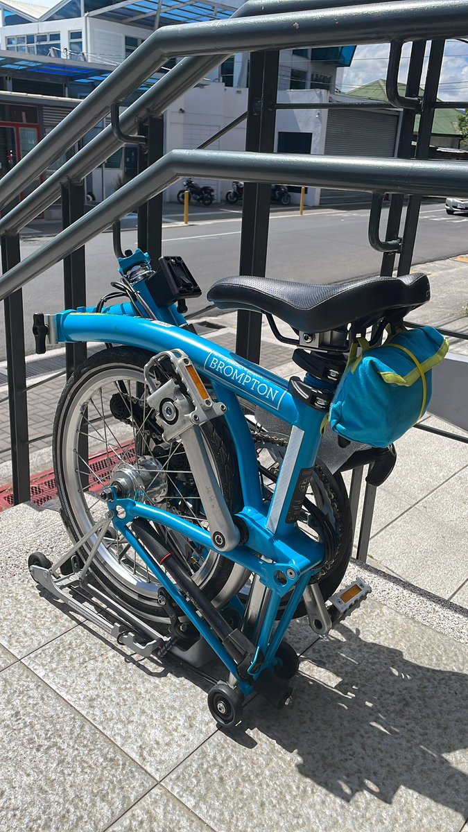 Ecociclista's tweet photo. Llegando a hacer trámite en edificio de gobierno y saliendo de hacer trámite.  La maravilla de las bicis plegables. 
#biciplegable #ciclismourbano 
#brompton #bromptonlife #bromptonbike https://t.co/GcM6d9rlqO