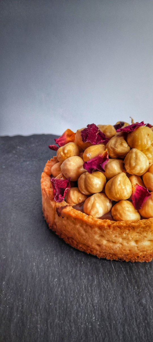 Con queste giornate di pioggia un buon dolce con della frolla, crema alle nocciole e nocciole sia l'ideale 😊🧑‍🍳 #pastry #Food #foodplay #BlackFriday #25Nov