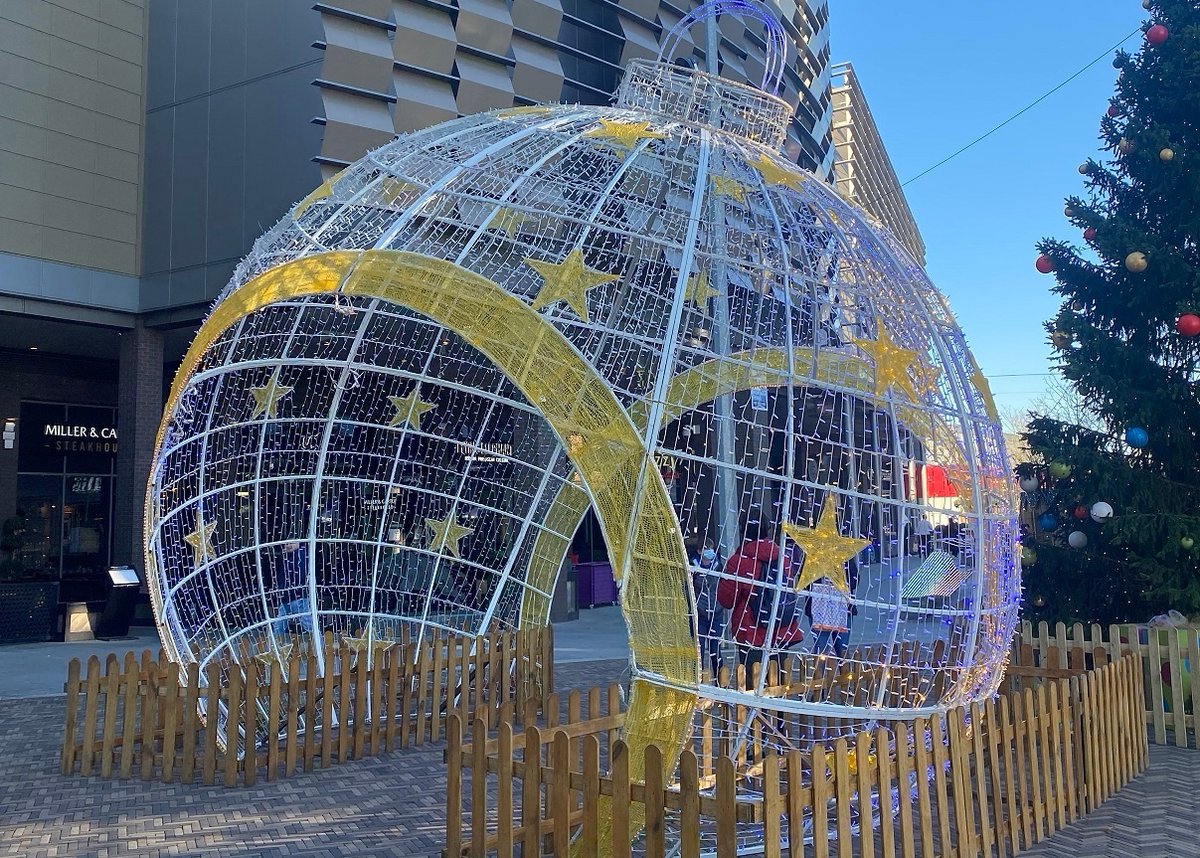 Come to Telford Christmas Market in Southwater this weekend open 10am daily with a giant walk-in LED Bauble,🎄 Christmas tree,  ✨Weekend Makers Market with food, gifts &amp; more,  😋plus the regular Christmas Market Festive food &amp; fun. Wrap up warm!