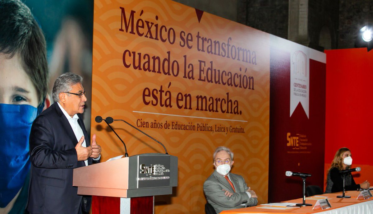M_URESTIF's tweet photo. #SNTEconMéxico 👩‍🏫🇲🇽👨‍🏫

🔴 Magisterio, pilar de la educación pública, como lo esbozó José Vasconcelos: Mtro. Alfonso Cepeda Salas #SNTE 📚 durante seminario internacional: La Educación del futuro. A 100 años de la creación de la @SEP_mx 🏢

Nota 👉 https://t.co/Uszo1myM2r 👈 https://t.co/B1sEaJYMpV