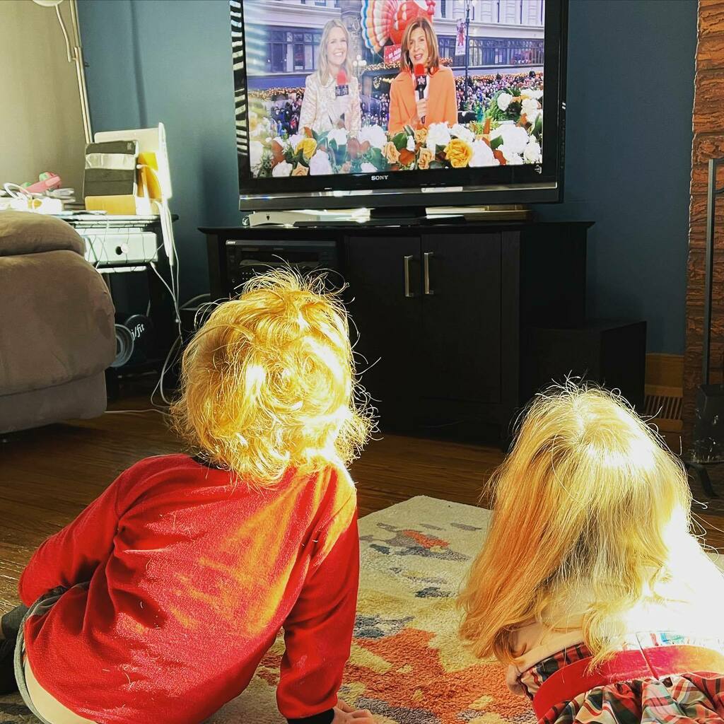 p_check's tweet photo. Happy Thanksgiving! 🦃🍽🍁 
.
.
#thanksgiving #thankful #grateful #dadlife #parade #macys #macysparade #siblings #siblinglove https://t.co/OoocxNGvBK https://t.co/3bfGowLAZu