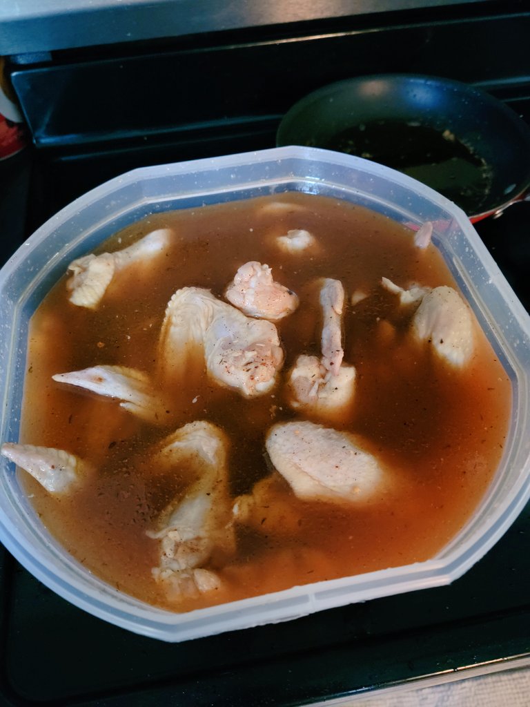 hp69slice's tweet image. 24 drunken honey Apple wings.