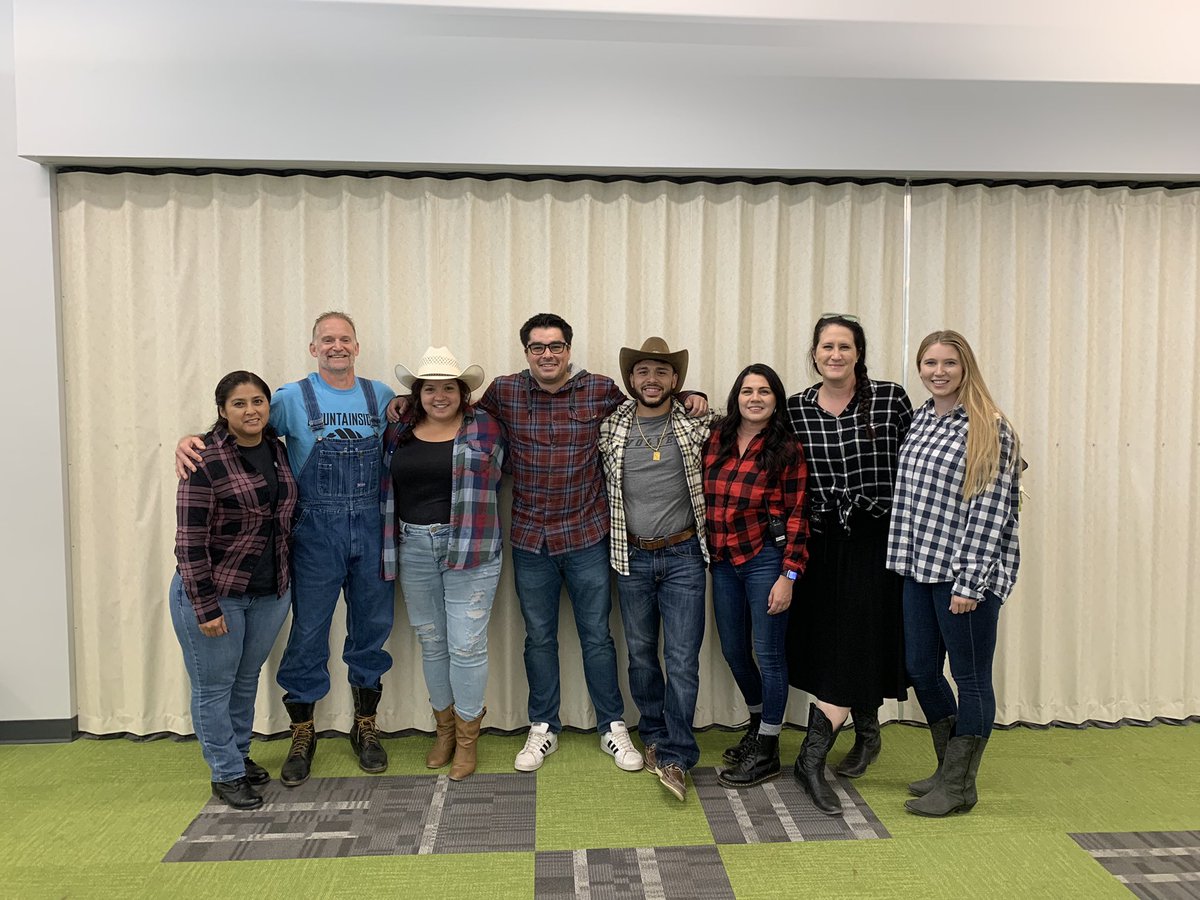CoachFugle's tweet photo. Thankful for some amazing coworkers and incredible students! #GoWolves https://t.co/DOf9EtIYA2