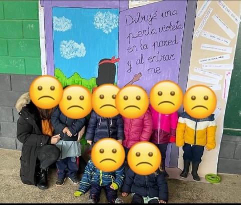 Dsagunt's tweet photo. #AkelarreFeminista en los colegios de España, #AdoctrinamientoEnLasAulas, incluso los más pequeños, desde los 3 años.
Todos y cada uno de los cursos han posado delante del cartel (q ellos mismos han tenido q hacer), han tenido q escuchar decenas d veces las #Soflamas #Feministas https://t.co/ANsFmml5HA