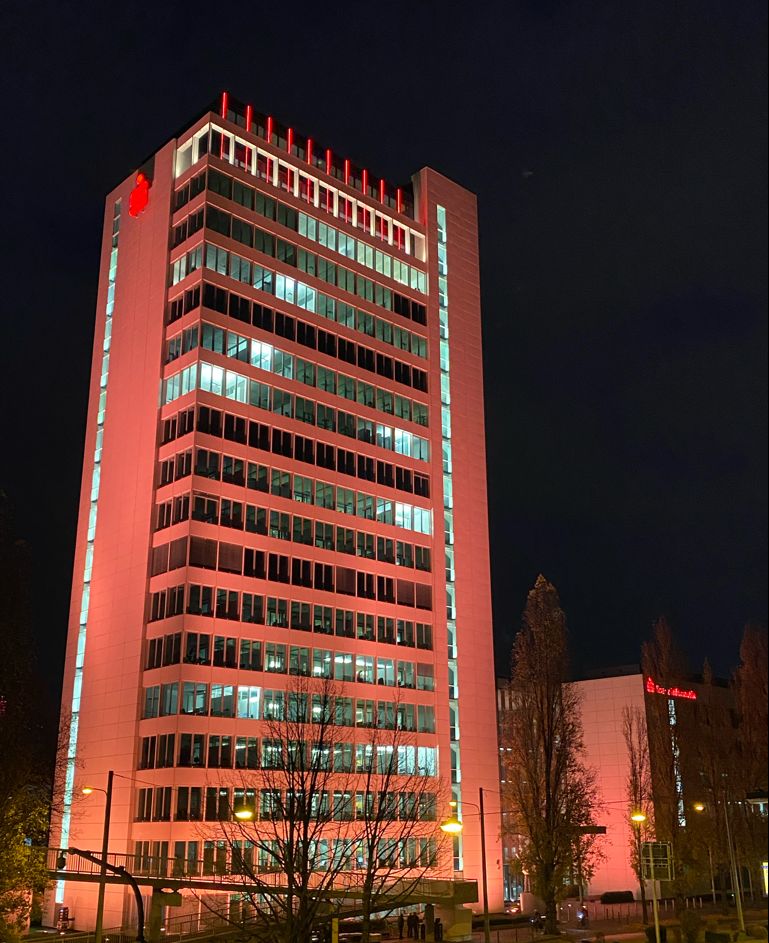 FI_FFM's tweet photo. #OrangeTheWorld: Die FI bekennt Farbe und beteiligt sich an der weltweiten UN-Kampagne gegen Gewalt an Frauen – immer noch eine der am verbreitetsten Menschenrechtsverletzungen. Um darauf aufmerksam zu machen, erstrahlt unser Hauptsitz in Orange. /sts

#NoViolenceAgainstWomen https://t.co/qWfDYtyF2N