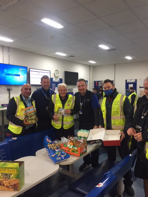 NikosKaramanlis's tweet photo. Happy thanksgiving to our US friends across the pond! A little celebration from LHR…and a thank you to our catering partner, Newrest for providing a small surprise for us too! @aaronsmythe @marisaatunited @weareunited @UALondonLegends @AndreaNPunited @newrestgroup @arvind_garcha https://t.co/z49G3BwF4J