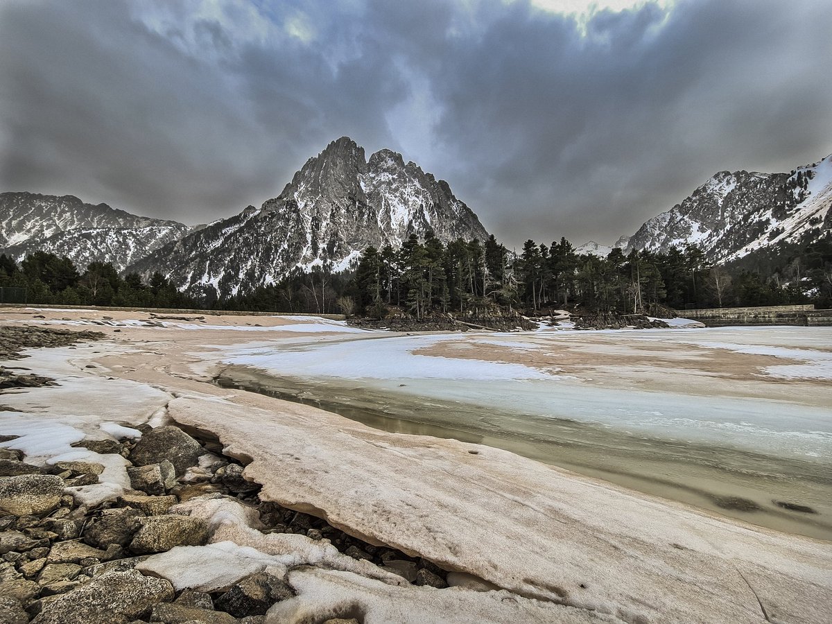 La vaig fer el 21 de febrer. Avui us la torno a ensenyar com a guardonada amb el 5è Premi del XXVIII Concurs de fotografia del Parc Nacional d'Aigüestortes i Estany de Sant Maurici 2021. 
Pols del Sàhara i neu al Pirineu, Sant Maurici i Els Encantats que tardarem a tornar a veure
