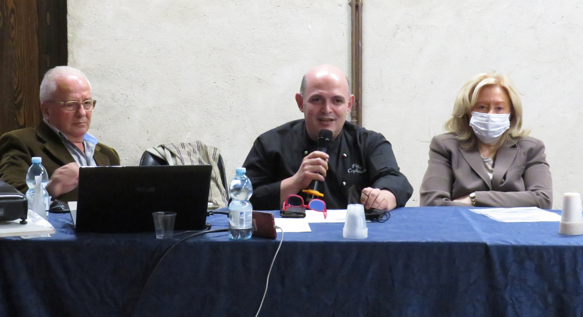 F_Cogliandro's tweet photo. Con l'Assessore Rosanna Scopelliti, Elmar Elisabetta Marcianò, la dott.ssa Daniela Neri, la prof.ssa Irene Tripodi  e il dott Salvatore Timpano, durante la conferenza Umberto Boccioni, il genio reggino del'900 https://t.co/PwqLHZfAeR