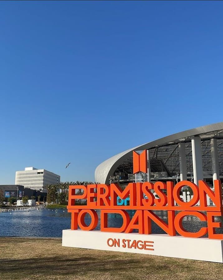 lovelytanniesss's tweet photo. It's really happening SoFi stadium is getting ready for PTD BTS CONCERT!!  Take me to LA now I badly want to go to concert 😭😭 #btsconcertLA #PTD_ON_STAGE_LA https://t.co/xXQUKxThry