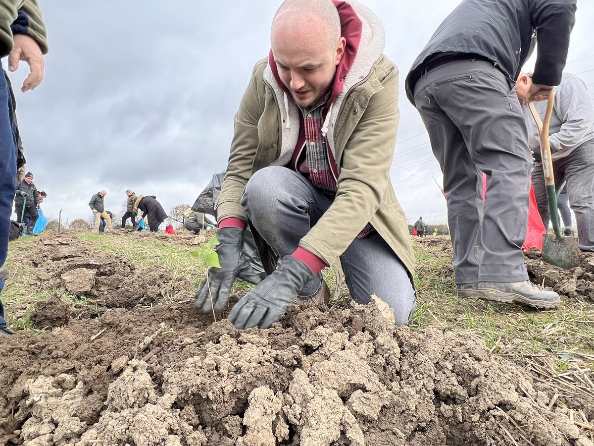 sonnysegal's tweet photo. Glad to be participating in helping planting trees with #thewoodlandtrust and team #transputec https://t.co/vS7hNJoVj0