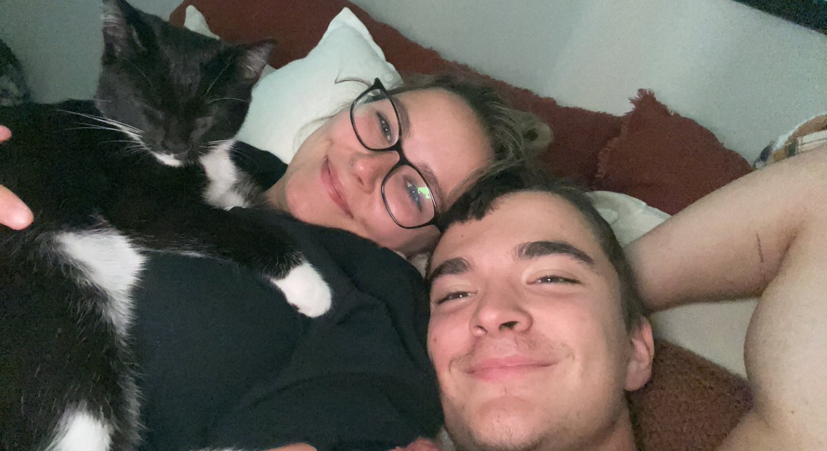 lmeadows99's tweet photo. So very thankful for my lil family 🧡 https://t.co/ohVEzMzJ6g