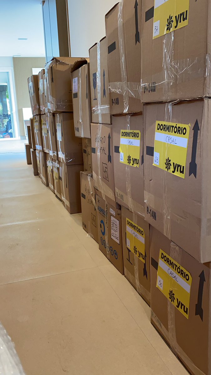 Hoje eu a <a href="/NyviEstephan/">Nyvi Estephan 🎥🎮🎤</a> vamos oficialmente morar juntos 😍

Tava tudo bacana até chegar o caminhão de mudança da Nyvi com metade do estoque da Amazon