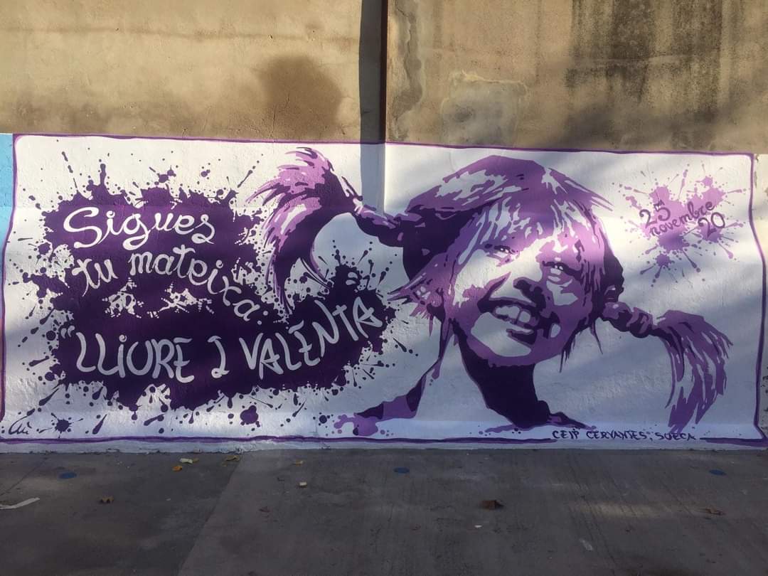"Sigues tu mateixa: LLIURE I VALENTA" 

Que cada xiqueta i xiquet puga ser allò que desitja...

Per cert, el mural és obra de Marià, un artista de Sueca

CEIP Cervantes,  Sueca, #25novembre