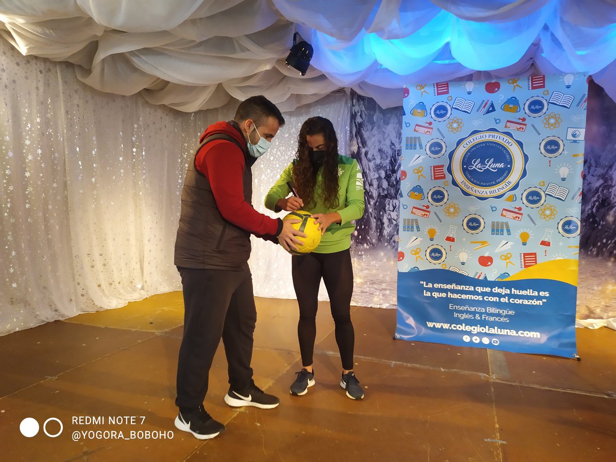 MissYoliPrimary's tweet photo. Hoy hemos recibido en el @ColegiolaLuna una visita muy especial de Nuria Ligero (Nana), jugadora del primer equipo femenino del Real Betis Balompié. @MissYoliPrimary  #DíaContralaViolenciadeGenero https://t.co/7MYBfeV3vo