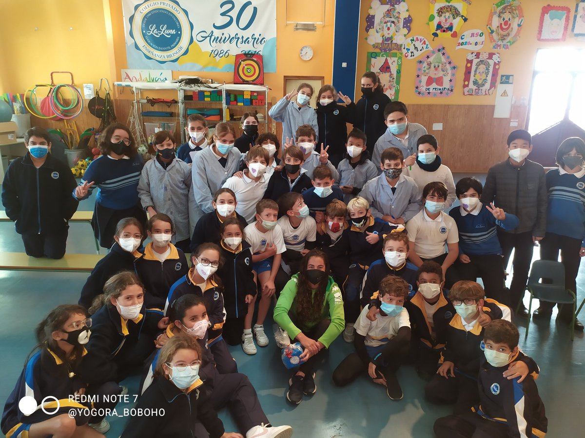 MissYoliPrimary's tweet photo. Hoy hemos recibido en el @ColegiolaLuna una visita muy especial de Nuria Ligero (Nana), jugadora del primer equipo femenino del Real Betis Balompié. @MissYoliPrimary  #DíaContralaViolenciadeGenero https://t.co/7MYBfeV3vo