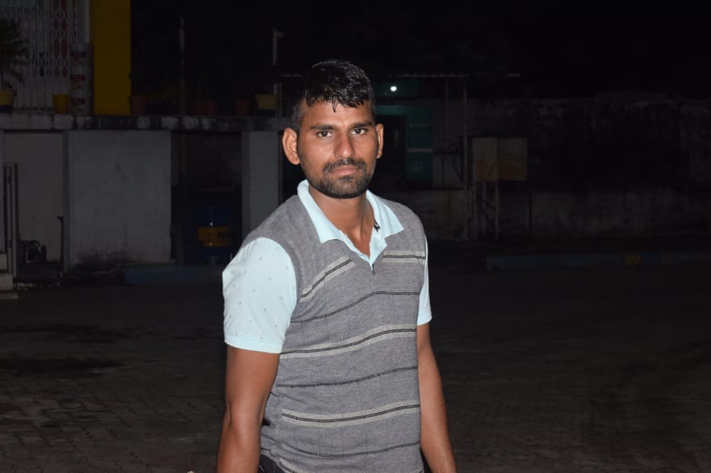 gadri523's tweet photo. खुद बन रहे हैं ,इसलिए समय लग रहा।
हमें बनी बनाई जिंदगी नहीं मिली है। https://t.co/DfYjyQbS18