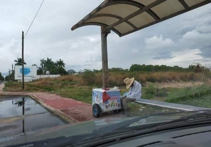 BileskiBelen's tweet photo. Una regla muy sencilla, si ves a un adulto mayor haciendo su mejor esfuerzo para ganarse la vida, CÓMPRALE tal vez tú no necesitas lo que el vende en ese momento pero él si necesita de tu compra. Y Dios te devuelva el doble 😍👏🏻👏🏻 https://t.co/S1JAYEZ6GH