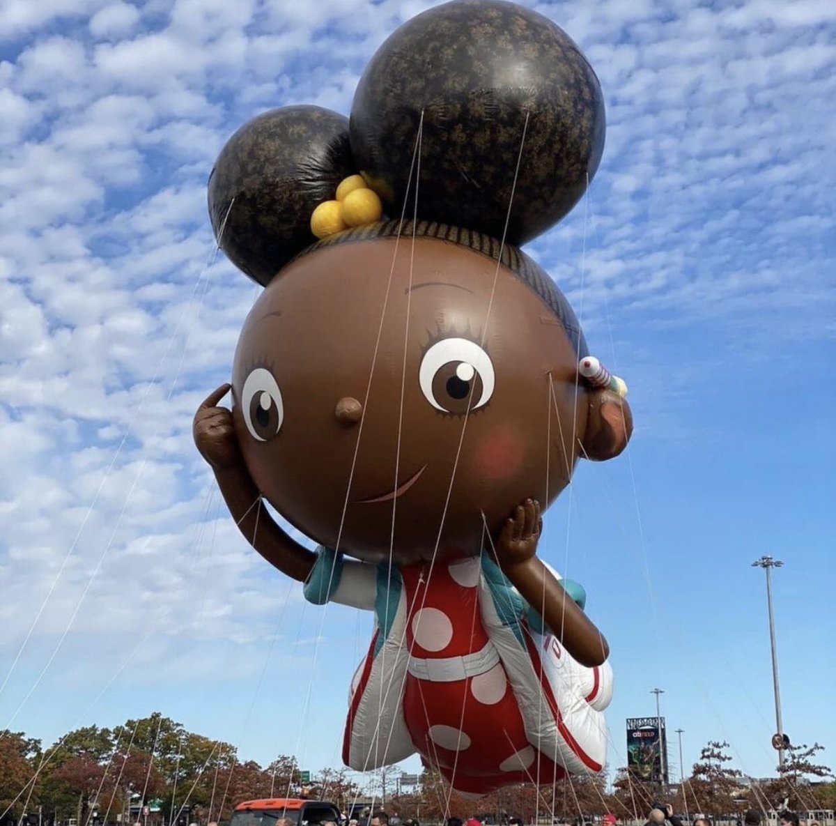 DigitalLA's tweet photo. At the #MacysParade: So many amazing character #floats! Shout out especially to the characters whoβve appeared digitally CGI/ from games, YouTube etc #adatwist #goku #RyansWorld #RedTitan #grogu #babyyoda
https://t.co/TbKQ5GI7eV https://t.co/tz4UZSfp5z