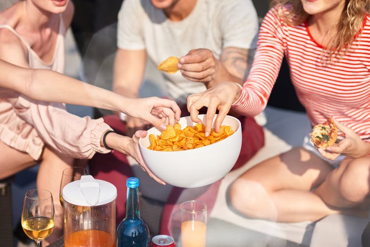 QuintaQuinoa's tweet photo. PICK YOUR FAVOURITE FLAVOUR!
We are coming out with a healthy quinoa snack (puff style), and we need some help with the flavours! 
Please provide the # of the favour(s) you like the most:
1- Maple BBQ
2- Salt &amp; Vinegar 
3- Garlic &amp; Herb
4- Salted Caramel
5- Salt &amp; Pepper https://t.co/6ULXYRhGOi