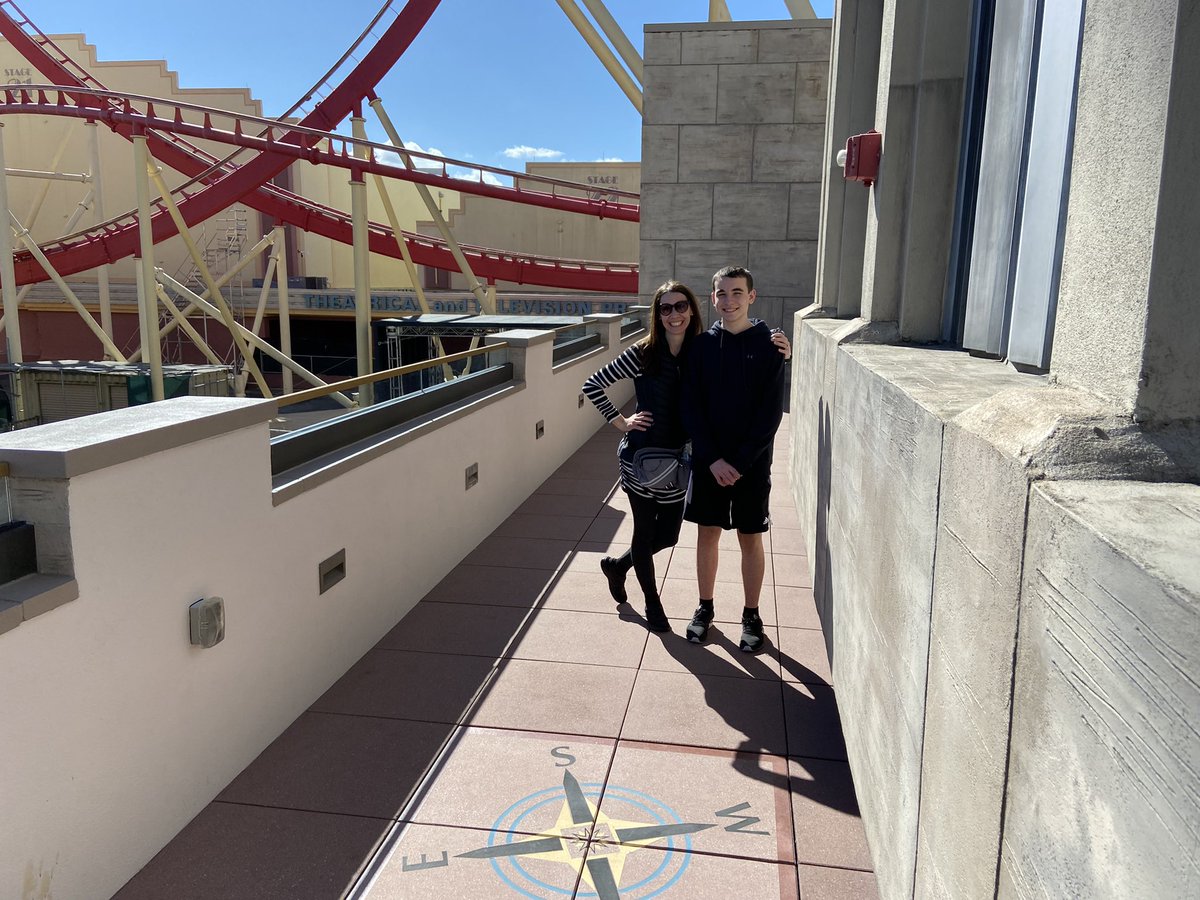 mathycathy's tweet photo. Happy Thanksgiving from sunny Orlando! Thank you @UniversalORL for the amazing time! The @jimmyfallon Race Through New York tour was the icing on the cake! #uofistbump to Eric Blair #besttourguideever https://t.co/ys6IZ4x814