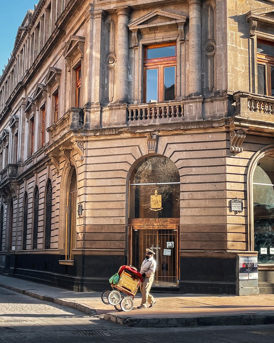promocionCDMX's tweet photo. El Centro Histórico de la CDMX, es sin duda un lugar lleno de riqueza histórica y cultural, pero sobre todo, un deleite visual para sus visitantes 😍
#LaCiudadQueLoTieneTodo
#PromocionCDMX https://t.co/q1E9ybTYqJ