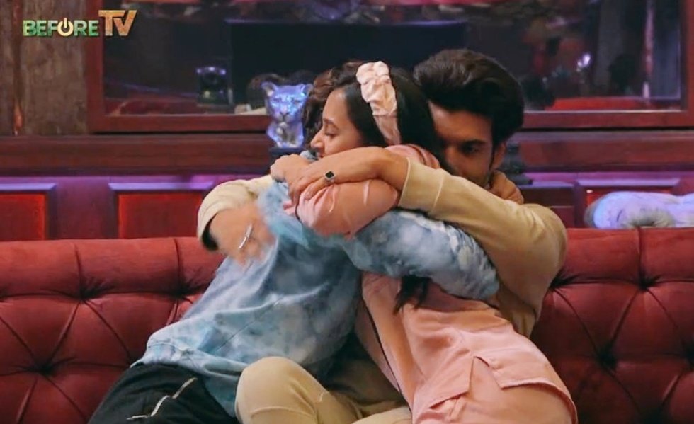 vidhi_pandya_'s tweet photo. This moment says it all ❤
Best trio.... My top 3 
Protect these three 🙏
#umtej ❤ #umtejran #UmarRiaz #TejasswiPrakash #TejRan https://t.co/3n6DztGrsh