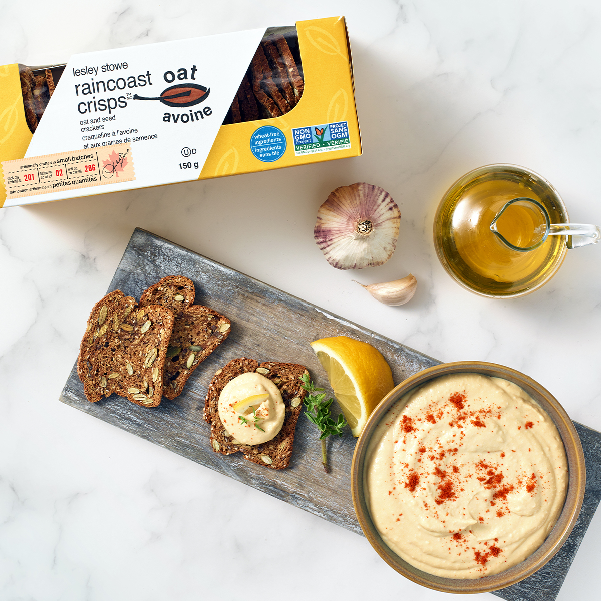 Cette année pour l’Action de grâce, servez à vos invités notre trempette fumée aux pois chiches accompagnée de raincoast avoine et graines de semence®. Elle est parfaite en hors-d’œuvre, avant de servir le festin.