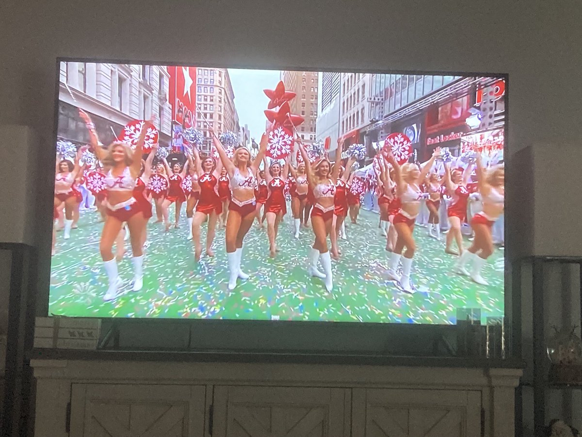 CStewartSports's tweet photo. #RollSanta ⁦@Macys⁩ Parade. #MillionDollarBand https://t.co/OviX2kvnV6