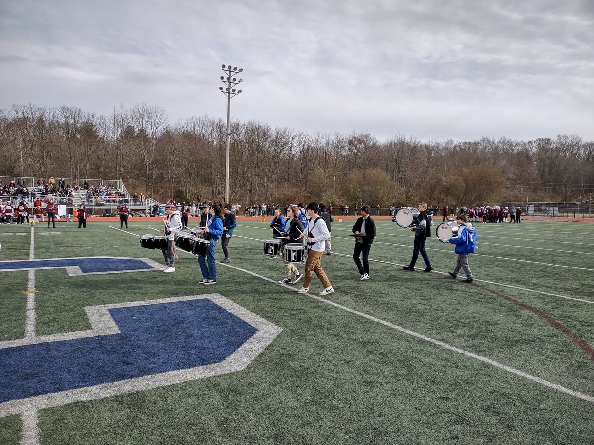 What Thanksgiving day is also about full school and community support Great job today by @Clipperscheer15 with the customized banner. Amazing performance by @ClipperBandCHS drum line,missed the upside down shot... @gobluechs @EricRueb @BWMcGair03 @RosieLangello @EricBen24