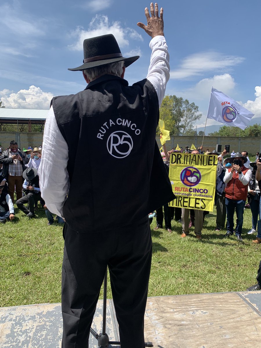ManuelEspino's tweet photo. Hace un año, mi querido tocayo Manuel Mireles dejó un gran legado a sus familiares, amigos y compañeros de lucha. Fue un Hombre comprometido con su pueblo, habíamos hecho un compromiso de trabajar juntos por México. Así lo hicimos hasta su partida. @ruta5oficial⁩ te extraña🖐 https://t.co/5Lnfac0kK8