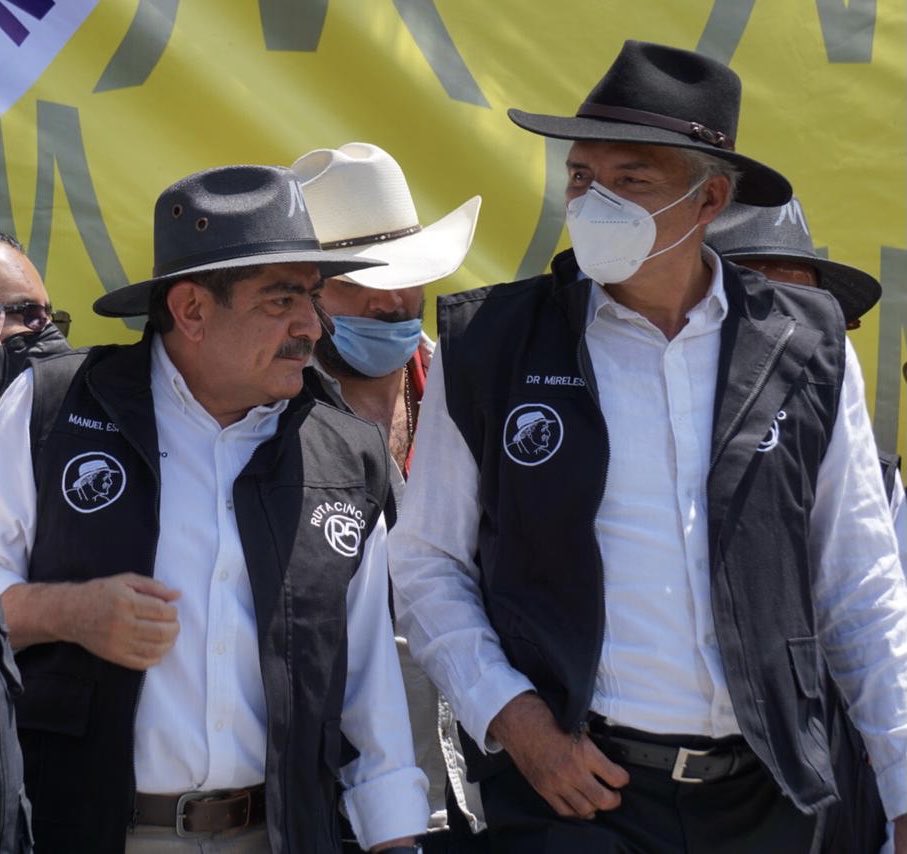 ManuelEspino's tweet photo. Hace un año, mi querido tocayo Manuel Mireles dejó un gran legado a sus familiares, amigos y compañeros de lucha. Fue un Hombre comprometido con su pueblo, habíamos hecho un compromiso de trabajar juntos por México. Así lo hicimos hasta su partida. @ruta5oficial⁩ te extraña🖐 https://t.co/5Lnfac0kK8