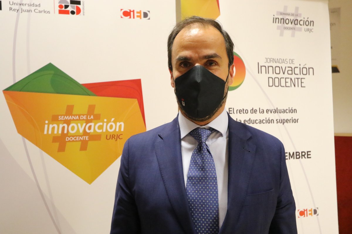URJConline's tweet photo. El Rector de la @urjc Javier Ramos López, clausura las VIII #jidURJC y la III Semana de la Innovación Docente, felicitando a los premiados en los VIII #premiosPI, a los docentes excelentes del programa DOCENTIA y a todos los participantes en los actos y actividades de esta semana https://t.co/VS4igW8Mf7