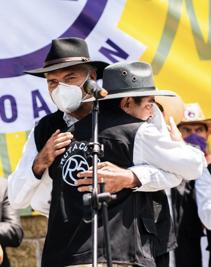 ManuelEspino's tweet photo. Hace un año, mi querido tocayo Manuel Mireles dejó un gran legado a sus familiares, amigos y compañeros de lucha. Fue un Hombre comprometido con su pueblo, habíamos hecho un compromiso de trabajar juntos por México. Así lo hicimos hasta su partida. @ruta5oficial⁩ te extraña🖐 https://t.co/5Lnfac0kK8