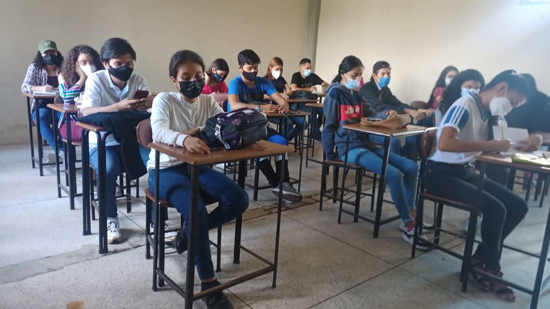 uptlara's tweet photo. #Enterate Cumpliendo las medidas de bioseguridad Estudiantes del #PNFCP sección 1103 asistieron a sus asesorías de la UC: Proyecto I con el docente Julio Monsalve @JCesarMonsalB
#UptaebActiva
@michellyvivas @SandraDudamel @olivapineda04 @dvelasquez14 https://t.co/1IBRljFm8I