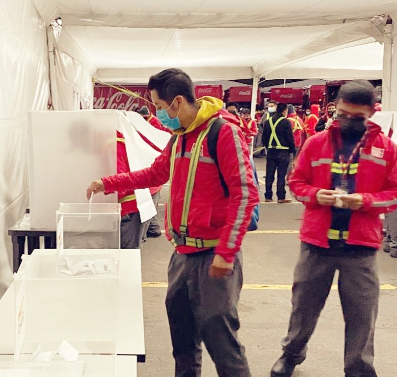 CrocNueva's tweet photo. Los trabajadores de la empresa #CocaCola en Puebla, aprobación su Contacto Colectivo de Trabajo con el 98.78% Ejerciendo su derecho a través  del voto libre, directo y secreto. 
@IsaiasSiCumple
@davidortegaq
@CROC_Nacional 
#SindicalismoSocialDelSigloXXI https://t.co/Kv7q3ELOxo