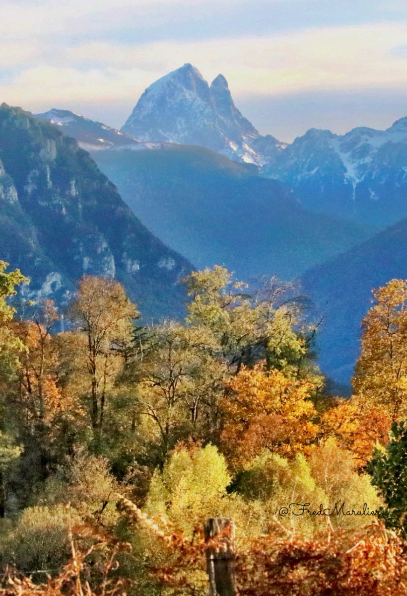 marulier's tweet photo. La vallée d’Ossau en automne. https://t.co/7Bk0KqqHDS