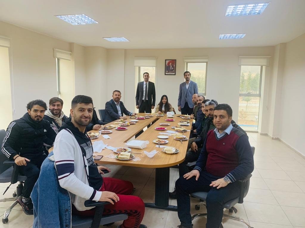 FatihALPASLAN04's tweet photo. Kurumlar arası Voleybol Turnuvasını organize eden ekibimizi misafir ederek bizleri onure eden Patnos Meslek Yüksek Okulu Müdürü Sayın Mustafa Varol'a Müdür Yardımcılarımız'a ve kıymetli hocalarımıza  misafirperlikleri için kurumum adına teşekkürederim. https://t.co/BdRgi0ZKRA