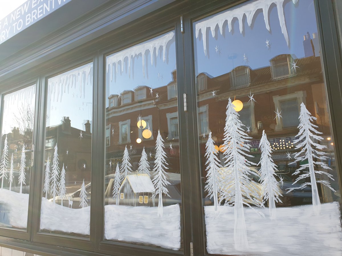 suecurlymills's tweet photo. Window painting for local businesses is always a bonus!
Laundry &amp; Latte and @kipbrentwood 
❄🎄☃️🎁🎅
#feelingfestive #smallbusiness
#localbusinesses #Brentwood #shenfield 
@BwdArtTrail @BrentwoodMore @BwdBizPartner @BrentwoodGazet1 https://t.co/nmIz4S1AD1