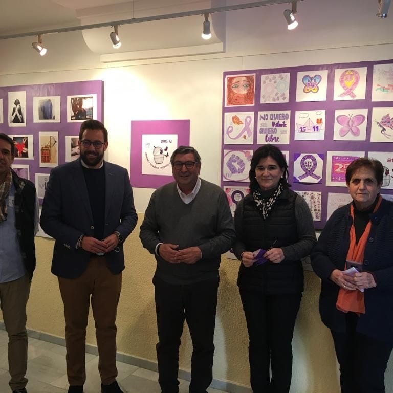 Conmemoración del 25 de Noviembre, Día Internacional de la Eliminación de la Violencia contra la Mujer.Concurso de pegatinas,ganadora Sandra López García de 1ESO A,participación en concursos de fotografía y visita del alcalde y concejal a sala exposiciones <a href="/AytoVLZ/">Ayto Vélez-Málaga</a> <a href="/colegioshpm/">Patrocinio de María</a>
