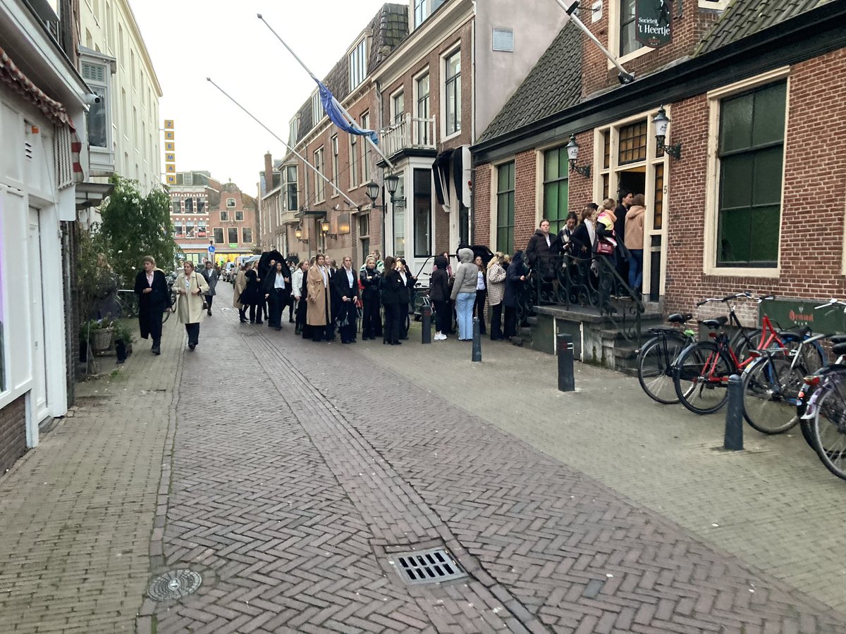 Laurens07's tweet photo. Studenten party, zakken allemaal voor meetkunde. 1,5 m 😡👎🏻 https://t.co/wnwQNgBOln
