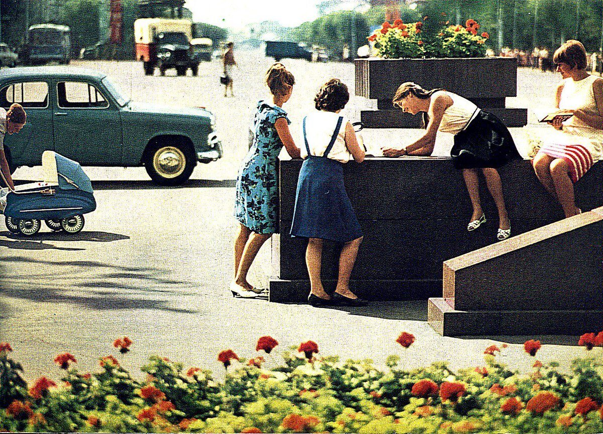 Девушки на площади Ленина в Рязани. СССР. Женихи, ау! 1960-е.