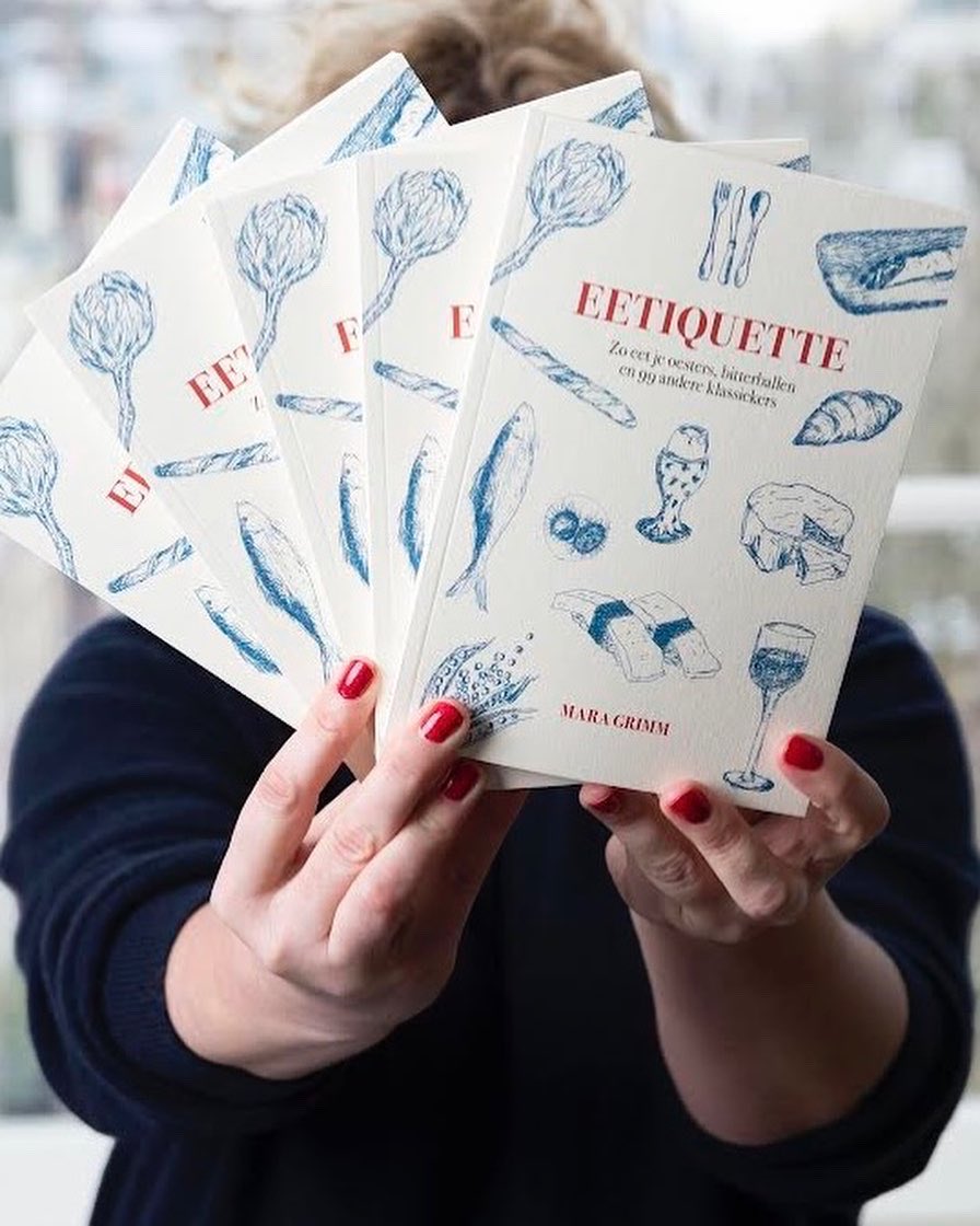 Jongens, mijn nieuwe boekje is er! 🍾Ik durf er zoals altijd zelf nog niet in te kijken, dus dat mogen jullie voor me doen. Alle vooraf bestelde boekjes zijn namelijk bíjna allemaal al verstuurd. Nog niet besteld? Dat kan op maragrimm.nl 🥂