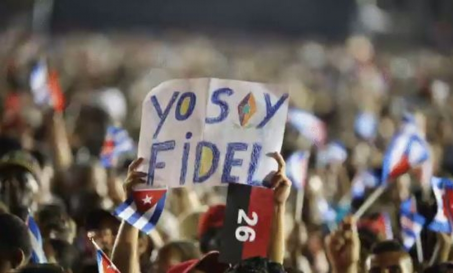 DanielR_2607's tweet photo. Hay quien dice que #Fidel murió aquel día y yo se, que a para ese mismo día ya habían nacido millones para seguir su ejemplo... #FidelViveCubaSigue #YoSoyFidel #IslaRebelde @Giro50 @IsaReyesCuba @Reylope13 @reyes_medinilla @JuliaLeonor19 @LeivaYosel @Rosasr82 @VictoriaSanMig7 https://t.co/fuNb63FBZM