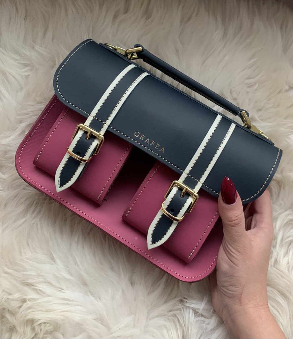 Mme_la_CPE's tweet photo. Hello ! Petit CONCOURS Grafea !! 3 sacs sont à gagner !! Vous avez jusqu'à samedi soir pour participer ! Pour se faire,  il suffit de follow @GRAFEA+ mon compte, et rt ou citer ce tweet en me laissant un petit commentaire ! Bonne chance à tous 🍀 https://t.co/M7qPYXFfZg