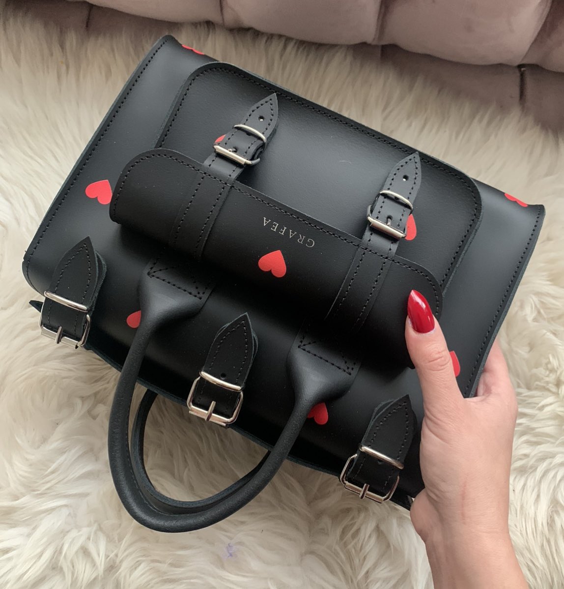 Mme_la_CPE's tweet photo. Hello ! Petit CONCOURS Grafea !! 3 sacs sont à gagner !! Vous avez jusqu'à samedi soir pour participer ! Pour se faire,  il suffit de follow @GRAFEA+ mon compte, et rt ou citer ce tweet en me laissant un petit commentaire ! Bonne chance à tous 🍀 https://t.co/M7qPYXFfZg