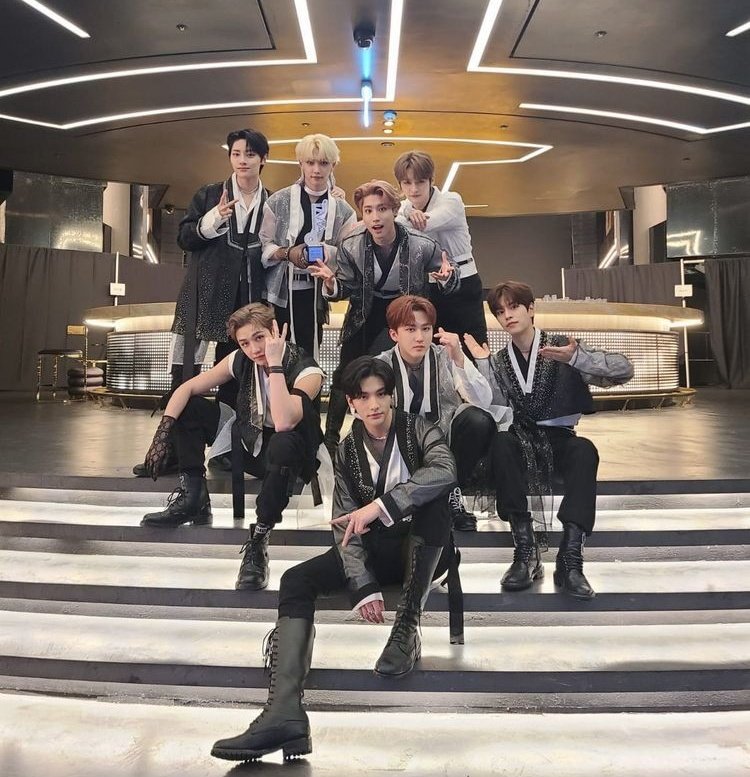 ComLiseth26g's tweet photo. @skzchartdata D-2 final round
i vote for #straykids at #MAMAVOTE https://t.co/z4qGrgdF5C