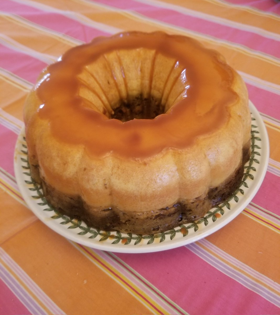 Saccombb's tweet photo. ひっくり返して型からケーキを抜いた❗キャラメルがいい感じに色づいた~
大成功✌🤩🥰🔥
トーストしたアーモンドスライスで最後の仕上げ。 https://t.co/L62xlBjWdN