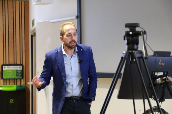 BU_Research's tweet image. We end our #esrcfestival series of 2021 with BU&apos;s Dr Alejandro Estudillo discussing the psychology of face perception and how this is affected by wearing face masks #faceperception @ESRC @bournemouthuni @Bournemouth_Psy