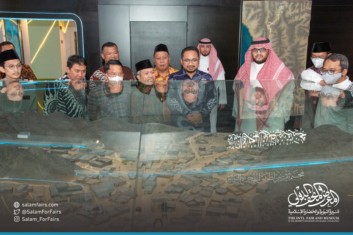 SalamForFairs's tweet photo. زيارة وزير الشؤون الدينية الإندونيسي، أ/ياقوت قوماس، للمتحف الدوليّ للسيرة النبوية، حيث تجوّل معاليه في الأجنحة، وأبدى إعجابه بالموسوعات العلمية، وأشاد بالجهود المبذولة. وفي الختام قدّم شكره وتقديره على الدعوة الكريمة، لزيارة هذا المعرض الرائع.

#السيرة_كأنك_تعيشها https://t.co/ltVBYMpmY5