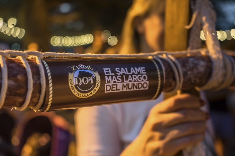 adentro_arg's tweet photo. Tandil volvió a romper su propio récord para lograr el salame más largo del mundo
https://t.co/cgrusQckng https://t.co/7GBbZnRW17
